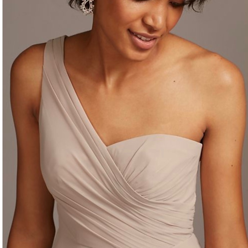 David’s Bridal full skirt bridesmaid dress with one shoulder DESCRIPTION: